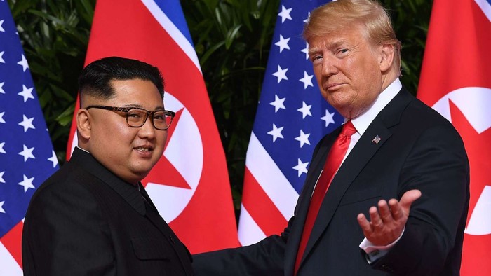 Nhà lãnh đạo Triều Tiên Kim Jong-un và Tổng thống Hoa Kỳ Donald Trump tại hội nghị thượng đỉnh ở Singapore ngày 12/6, ảnh: Casino.org.