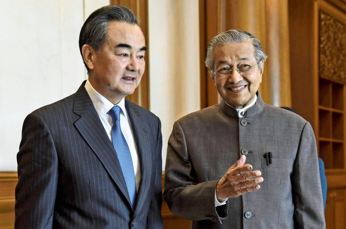 Ngoại trưởng Trung Quốc Vương Nghị và Thủ tướng Malaysia Mahathir Mohamad tại Kuala Lumpur, ảnh: Nikkei Asian Review.