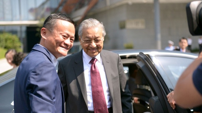 Tỷ phú Jack Ma đón Thủ tướng Malaysia Mahathir Mohamad đến thăm doanh nghiệp của mình tại Hàng Châu, ảnh: SCMP.