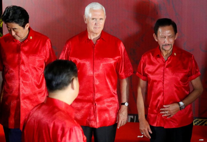 Phó Tổng thống Mỹ Mike Pence nhìn Chủ tịch Trung Quốc Tập Cận Bình, ảnh: Reuters / The Washington Post.