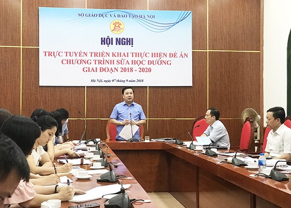 Giám đốc Sở Giáo dục và Đào tạo Hà Nội kiêm Phó trưởng ban thường trực Ban chỉ đạo đề án triển khai chương trình Sữa học đường trên địa bàn Thủ đô Chử Xuân Dũng phát biểu, ảnh: hanoi.gov.vn.