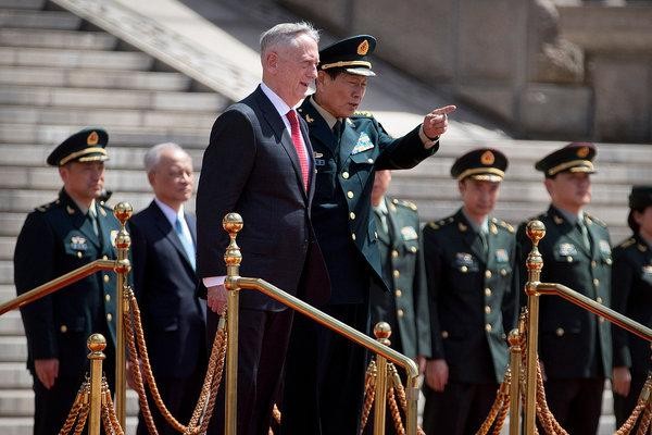 Theo Giáo sư Mark J. Valencia, mặc dù tướng James Mattis có nhiều quyết sách và hành động cứng rắn với Trung Quốc trên Biển Đông, nhưng cũng chính ông là người &quot;cầm trịch&quot; không để quan hệ Trung - Mỹ rơi vào đối đầu. Ảnh tướng James Mattis và người đồng cấp Trung Quốc Ngụy Phượng Hòa, nguồn: The New York Times.