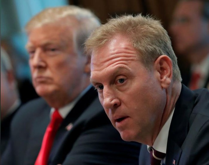 Quyền Bộ trưởng Quốc phòng Mỹ Patrick Shanahan ngồi cạnh Tổng thống Donald Trump hôm 2/1/2019. Ảnh: Reuters.