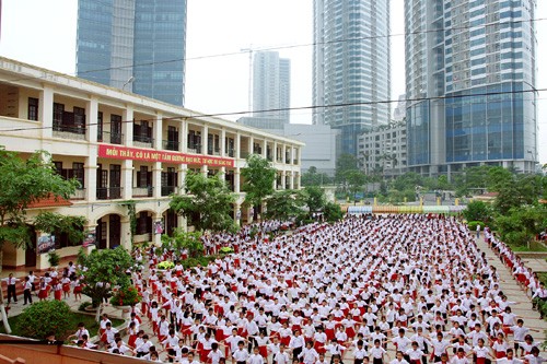 Trường Tiểu học Nam Trung Yên, quận Cầu Giấy, lọt thỏm dưới chân các tòa chung cư. Ảnh: Thái Hiền / Báo Hà Nội Mới.