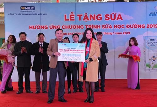 VP Milk tặng sữa bột pha lại cho Ninh Bình để &quot;ủng hộ Chương trình Sữa học đường của Chính phủ&quot;, sau hoạt động này liệu VP Milk có định tham gia cung cấp sữa bột pha lại cho Chương trình Sữa học đường tại Ninh Bình? Ảnh: Văn Nghĩa / yteninhbinh.com.