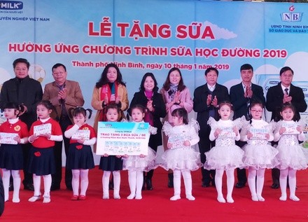 Ngoài Vinamilk, hiện nay VP Milk cũng đang định đưa sữa bột pha lại vào chương trình Sữa học đường và được tỉnh Thái Nguyên chỉ định đến địa bàn thành phố Thái Nguyên tham gia. Ảnh: Báo Ninh Bình.