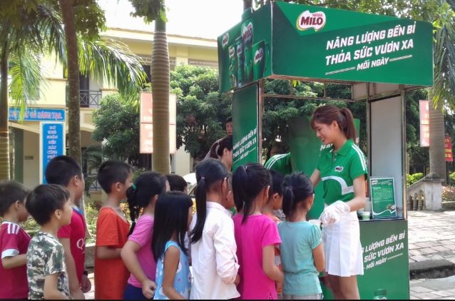 Học sinh Trường Tiểu học Hoàng Đan, Vĩnh Phúc xếp hàng chờ uống sữa Milo miễn phí ngày 13/6/2017. Ảnh minh họa: thhoangdan.vinhphuc.edu.vn.