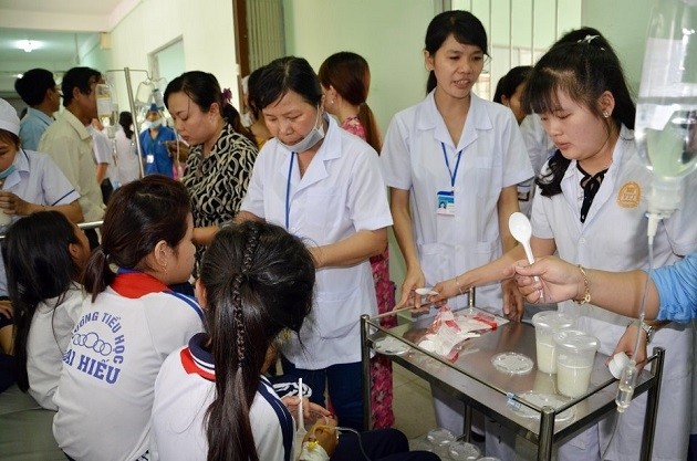 Học sinh Trường Tiểu học Lái Hiếu, Ngã Bảy, Hậu Giang nhập viện sau khi uống sữa Milo, ảnh: Báo Nhân Dân.