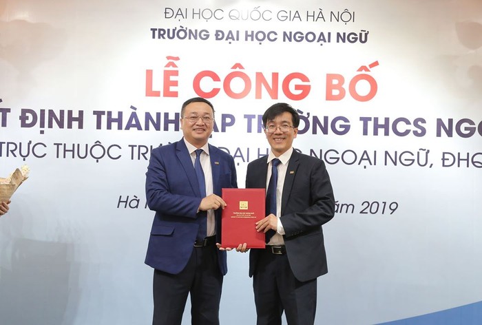 Hiệu trưởng Trường Đại học Ngoại ngữ Đỗ Tuấn Minh trao Quyết định bổ nhiệm Hiệu trưởng Trường Trung học cơ sở Ngoại ngữ cho Tiến sĩ Nguyễn Phú Chiến, ảnh minh họa, nguồn: vnu.edu.vn.