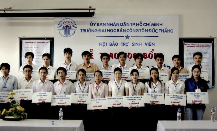 Tự chủ đại học nhưng không để sinh viên nhà nghèo học giỏi bị thất học, Trường Đại học Tôn Đức Thắng luôn có các chương trình học bổng hỗ trợ và khuyến khích sinh viên vượt khó thành tài. Ảnh minh họa, nguồn: tdtu.edu.vn.