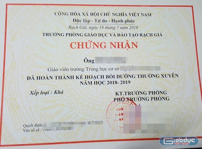 Chứng nhận bồi dưỡng thường xuyên của giáo viên. (Ảnh do tác giả cung cấp).