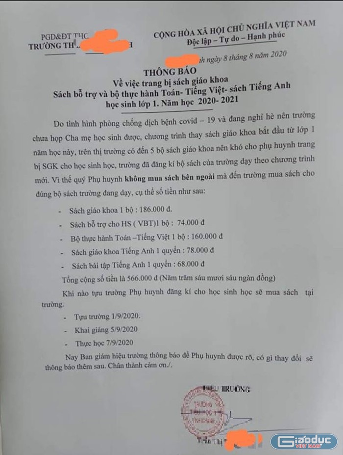 Bảng thông báo giá sách giáo khoa, bổ trợ, bài tập cho học sinh lớp 1 tới đây (Ảnh: một phụ huynh học sinh cung cấp).