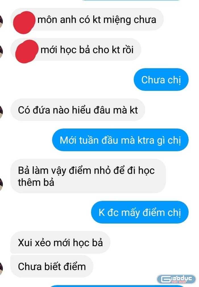 Tin nhắn trao đổi giữa 2 vị phụ huynh về chiêu trò kiểm tra bất chợt &quot;đầu vào&quot; để ép học sinh đến lớp dạy thêm của một giáo viên tiếng Anh.