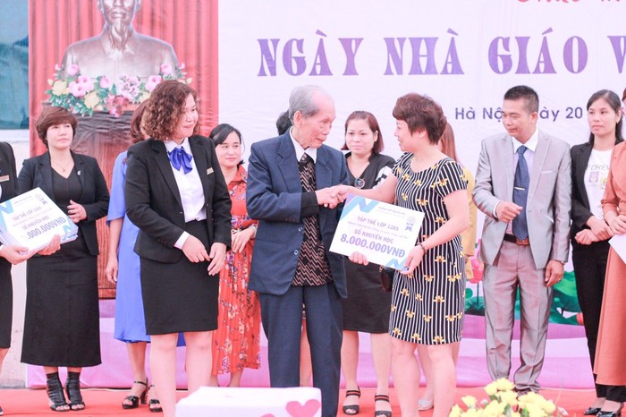 Đại diện phụ huynh lớp 12A5 đóng góp tham gia chương trình Sổ khuyến học vì miền Trung.