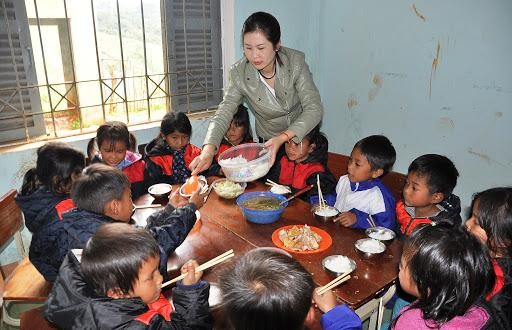 Thầy cô trường Phổ thông dân tộc bán trú Tiểu học - Trung học Cơ sở xã Tu Mơ Rông (Kon Tum) chia sẻ câu chuyện cảm động góp tiền nấu cơm cho học sinh. (Ảnh: baokontum.com.vn)