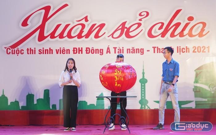 Đấu giá lồng đèn để gây quỹ tặng vé xe tết cho sinh viên nghèo miền trung. Ảnh: AN