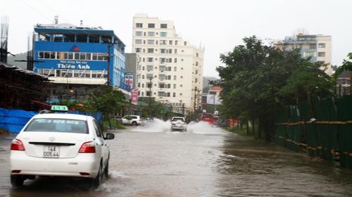 Nhiều tuyến đường tại Bãi Cháy, Quảng Ninh ngập lụt do mưa lớn - Ảnh: Tuổi trẻ