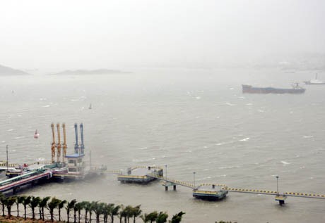 Khu vực cảng Cái Lân , nước biển dâng cao, có sóng lớn (Ảnh: báo Quảng Ninh)