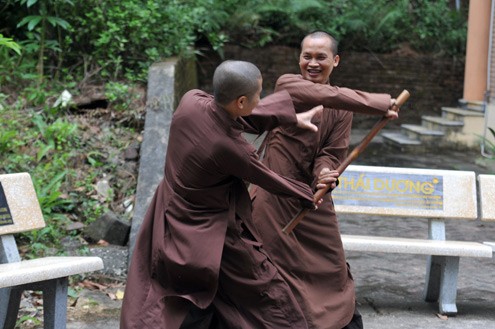 Sau những giờ học căng thẳng mọi người vui đùa cùng nhau. (Ảnh VNe)