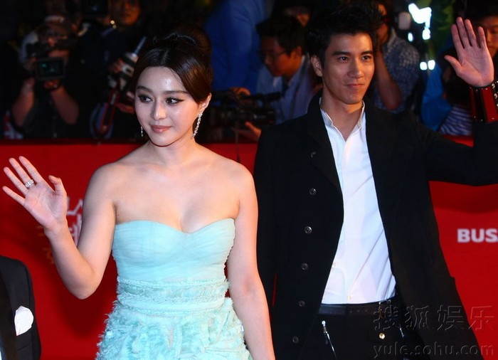 Hai diễn viên nổi tiếng Hoa ngữ cùng xuất hiện trên thảm đỏ Liên hoan phim Busan tại Hàn Quốc tối 6/10.