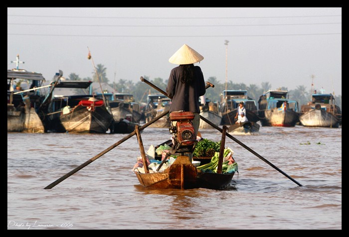 Do vậy, chợ không có tiếng rao hàng như các chợ trên bờ, mà có rao thì tiếng sóng, tiếng máy nổ của tàu cũng làm át đi.