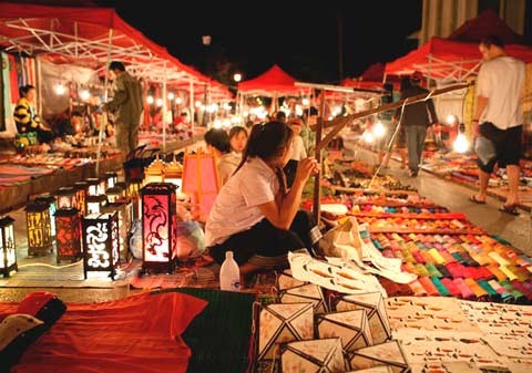 Cho dù có rất nhiều mặt hàng được bày bán nhưng khu chợ vẫn rất gọn gàng và sạch sẽ. Đây như một đồng bằng sông Cửu Long thu nhỏ, với những nét sinh hoạt giản dị, mộc mạc của người dân Nam Bộ. Chợ đêm Cần Thơ tuy náo nhiệt nhưng vẫn còn phản phất đâu đó một mảnh hồn quê bình dị như làm tăng thêm niềm vui của du khách và lấy đi tâm trạng nặng trĩu ưu tư của cuộc sống thường nhật…