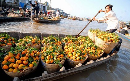 Đến với chợ nổi người ta không chỉ thấy bạt ngàn những sản vật của vùng sông nước miền Tây mà họ còn được chứng kiến cuộc sống sinh hoạt, văn hóa của người dân miền Tây: nổi tiếng là phóng khoáng và hiếu khách. Chính vì thế cũng khó tìm thấy chuyện nói thách hay mặc cả ở nơi đây.