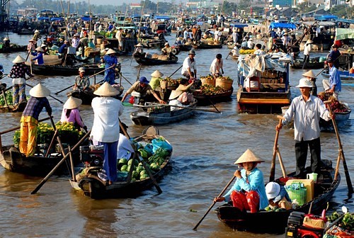 Nói đến Chợ nổi người ta không thể không nhắc tới chợ Nổi Cài Bè và Chợ nổi Cần Thơ. Chợ nổi Cái Bè (Tiền Giang) là một trong hai chợ nổi nổi tiếng ở miền Tây Nam bộ (chợ nổi Phụng Hiệp - Cần Thơ và chợ nổi Cái Bè - Tiền Giang), có từ khoảng thế kỷ XVIII.