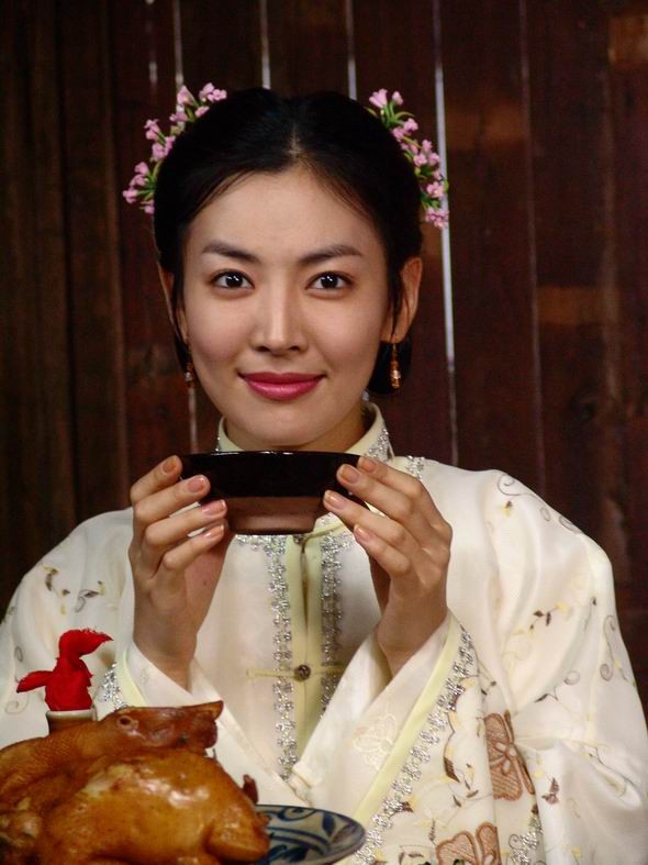 Hồ Ngọc Linh (Kim So Yeon) là hồng nhan tri kỉ của Uông Tôn Hạo, con trai của ổng thương Uông Trọng Liên đứng đầu thương gia buôn muối, cha anh bị quan tham chèn ép tống giam chờ ngày kết án, vì thế, Tôn Hạo đành phải bỏ dở việc học hành để đi làm ăn.