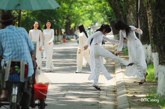 Sẽ là ngày đầu tiên dịu dàng trong tà áo dài trắng tinh khôi của cô thiếu nữ bước sang tuổi mười lăm.