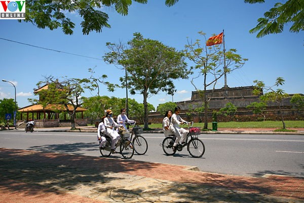 Cố đô Huế vẫn được biết là vùng đất lãng mạn và thơ mộng. Huế đẹp như một bài thơ! Mùa thu ở Huế càng đẹp hơn, đặc biệt và ấn tượng hơn.