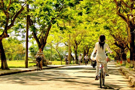 Thu sang, nét trầm tư sâu lắng của Huế lại càng tha thiết, mặn mà. Những con đường rợp bóng cây _ xanh một màu bình dị, ôm ấp tà áo trắng trong nắng chiều…