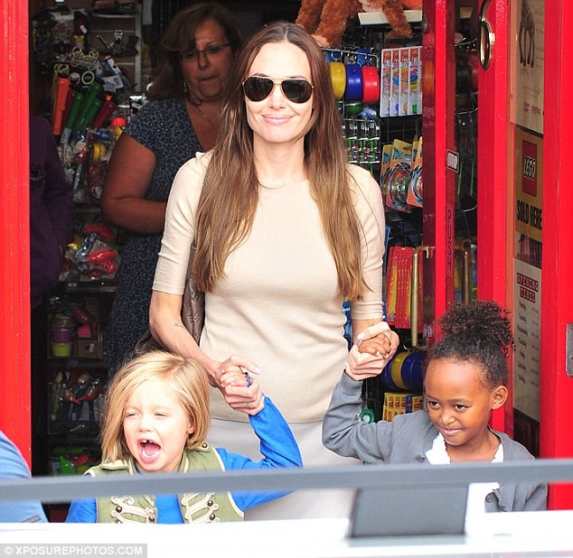 Angelina Jolie cùng hai cô con gái mua sắm tại Richmond