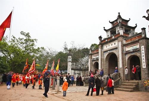 2. Lễ hội Cổ Loa tại Đông Anh Đã thành thông lệ, mồng 6 tháng giêng (âm lịch), người người lại nô nức về trẩy hội đền Cổ Loa (xã Cổ Loa, huyện Đông Anh, Hà Nội). Mở đầu là đám rước Văn với 5 lá cờ ngũ hành, phường bát âm, giá văn tế đặt trong kiệu Long đình, có lọng, tàn che. Sau đám rước Văn là đến nghi thức tế lễ và đám rước thần của tám làng (gọi là Bát Xã) gồm: Ðài Bi, Sàn Dã, Cầu Cả, Mạch Tràng, Văn Thượng, Thư Cưu, Cổ Loa, Xép...