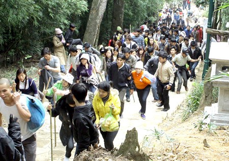 Không có tài liệu nào ghi rõ lễ hội Yên Tử được tổ chức lần đầu vào năm nào, nhưng cứ mỗi độ xuân về, hàng vạn tăng ni Phật tử và du khách thập phương lại về chốn bồng lai thanh tịnh giữa núi non điệp trùng, bảng lảng sương mây, tách mình khỏi thế giới trần tục, thực hiện cuộc hành hương tôn giáo giữa thiên nhiên, để lòng người thêm hân hoan, thấm dần đạo lý từ bi của nhà Phật, thành tâm nguyện cầu bình an, phúc lộc cho bản thân, gia đình và xã hội.