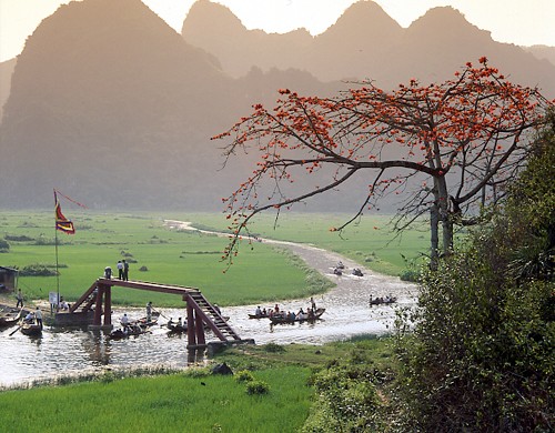 8. Hội chùa Hương Hàng năm, mỗi độ xuân về hoa mơ nở trắng núi rừng Hương Sơn, hàng triệu phật tử cùng tao nhân mặc khách khắp 4 phương lại nô nức trẩy hội chùa Hương.