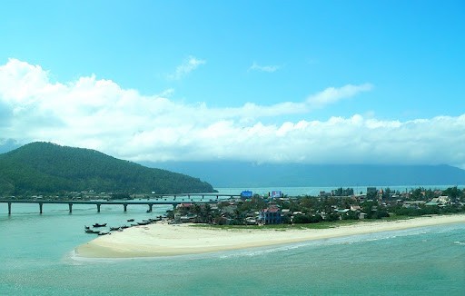 6. Biển Lăng Cô Thị trấn Lăng Cô, huyện Phú Lộc (Thừa Thiên - Huế) là một vùng đất giàu tiềm năng bởi thiên nhiên, phong cảnh đẹp. Bãi tắm Lăng Cô phẳng lì, gần như nguyên sơ, nước xanh trong.