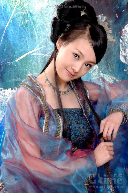 Trịnh Sảng: Trịnh Sảng là nữ diễn viên thuộc thế hệ diễn viên mới của Trung Quốc. Cô sinh năm 1991 tại Liêu Ninh, Thẩm Dương. Năm 1997 đã tham gia Thẩm Dương thị điện ảnh tiểu minh tinh, hiện tại đang học tập tại Học viện Điện ảnh Bắc Kinh khoa Biểu Diễn.