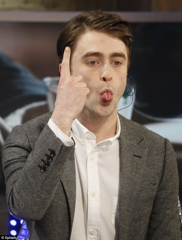 Daniel Radcliffe pha trò khi tham dự show truyền hình El Hormiguero.