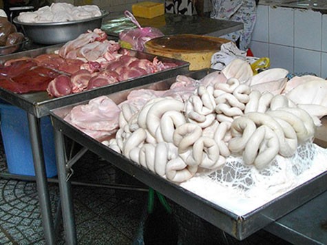 Dồi trường ướp lạnh bày bán tại chợ Bến Thành, TP.HCM.
