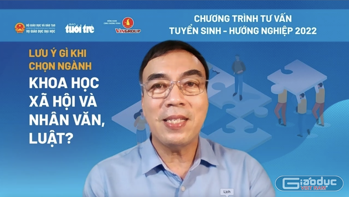 Tiến sĩ Phạm Tấn Hạ - Phó Hiệu trưởng Trường Đại học Khoa học Xã hội và Nhân văn (Đại học Quốc gia TP.HCM) chia sẻ tại buổi tư vấn trực tuyến tuyển sinh - hướng nghiệp năm 2022. (Ảnh: chụp màn hình)