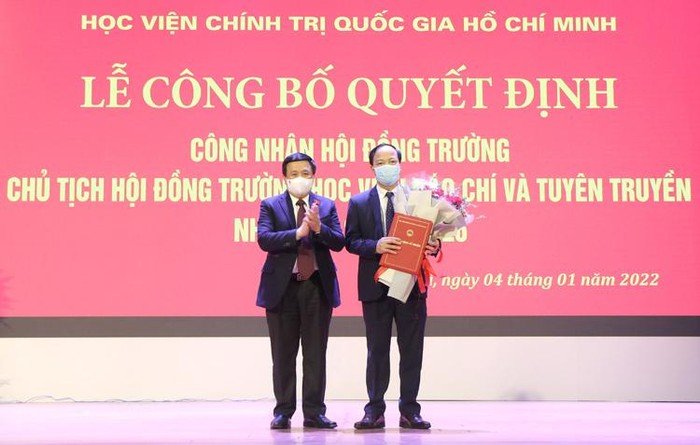 Giáo sư Nguyễn Xuân Thắng, Ủy viên Bộ Chính trị, Giám đốc Học viện Chính trị quốc gia Hồ Chí Minh, Chủ tịch Hội đồng lý luận Trung ương trao Quyết định và tặng hoa chúc mừng Phó Giáo sư Mai Đức Ngọc, Bí thư Đảng ủy, Chủ tịch Hội đồng trường Học viện Báo chí và Tuyên truyền nhiệm kỳ 2021-2026. (Ảnh: Học viện Báo chí và Tuyên truyền)