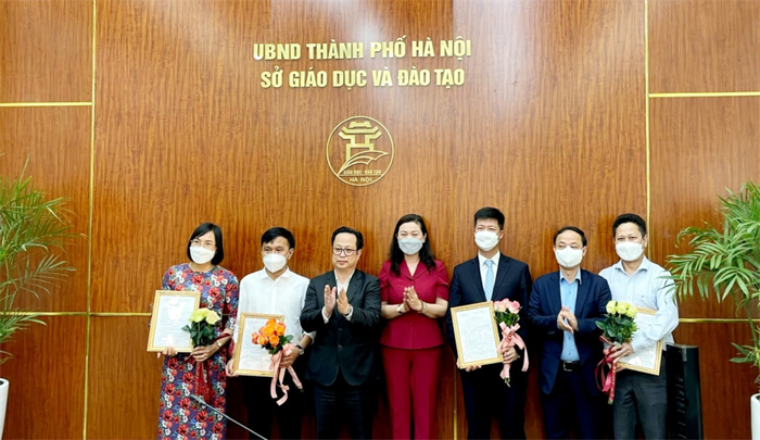 Giám đốc Sở Giáo dục và Đào tạo Hà Nội Trần Thế Cương trao quyết định bổ nhiệm cho các cán bộ quản lý. (Ảnh: Sở Giáo dục và Đào tạo Hà Nội)