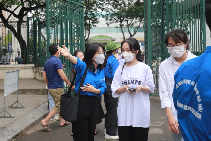 Nhiều sinh viên của Trường Đại học Sư phạm Hà Nội đã có mặt từ sớm để hướng dẫn các thí sinh làm thủ tục dự thi.