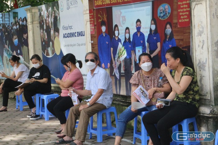 Phụ huynh ngồi hàng giờ chờ đợi để động viên, khích lệ tinh thần con. (Ảnh: Trần Lý)