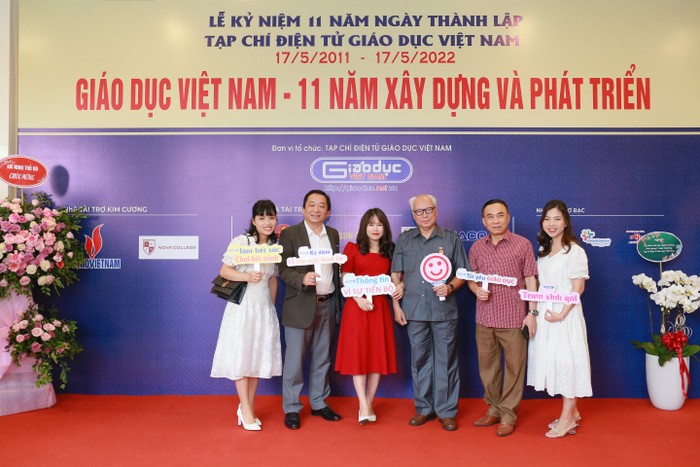 Lãnh đạo Hiệp hội cùng phóng viên Tạp chí điện tử Giáo dục Việt Nam trong ngày lễ kỷ niệm 11 năm thành lập Tạp chí.