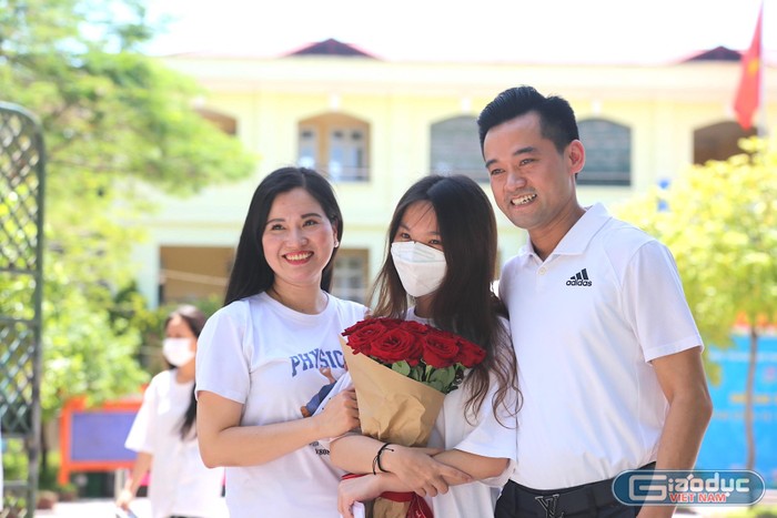 Phụ huynh tặng hoa chúc mừng con gái ngay sau khi buổi thi kết thúc.