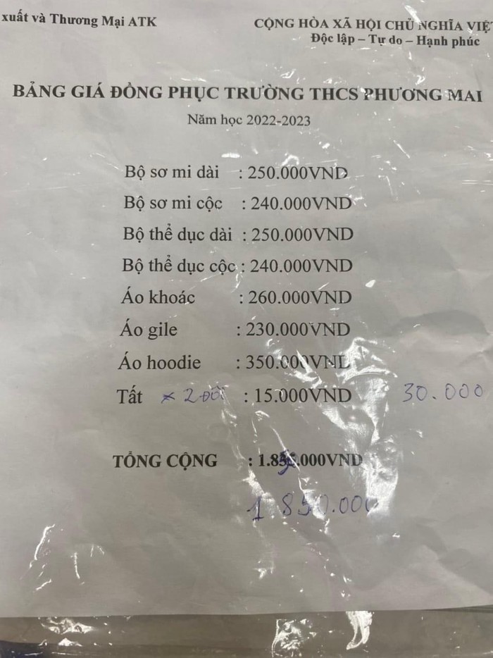 Bảng giá kê tiền đồng phục Trường Trung học cơ Sở Phương Mai. (Ảnh: tài khoản V.T.H)