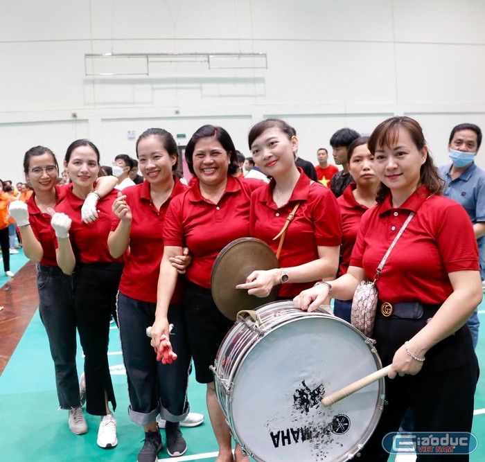 Ngoài kéo co, Hội khỏe còn tổ chức thi đấu cầu lông, bóng bàn, tennis...