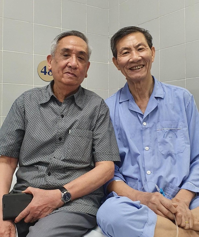 Giáo sư, Nhà giáo Nhân dân Vũ Dương Ninh (bên trái) trong lần đến thăm Phó Giáo sư Vũ Quang Hiển. (Ảnh: Nhân vật cung cấp)
